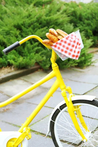 黄色の自転車とおいしいパン — ストック写真