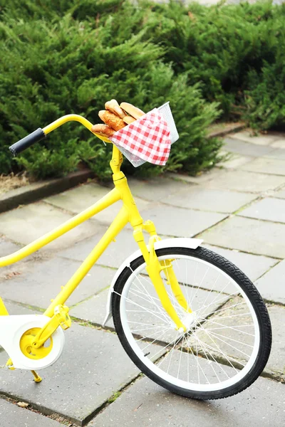 Bicicleta amarela e pão saboroso — Fotografia de Stock