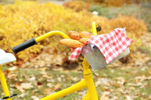 おいしいパンと黄色の自転車 — ストック写真