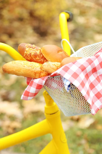 Gelbes Fahrrad mit leckerem Brot — Stockfoto