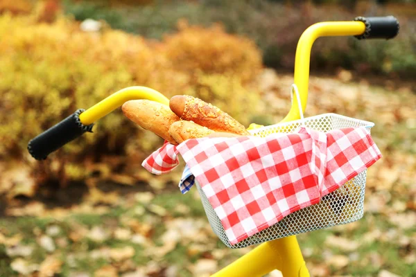 Żółty rower z smaczny chleb — Zdjęcie stockowe