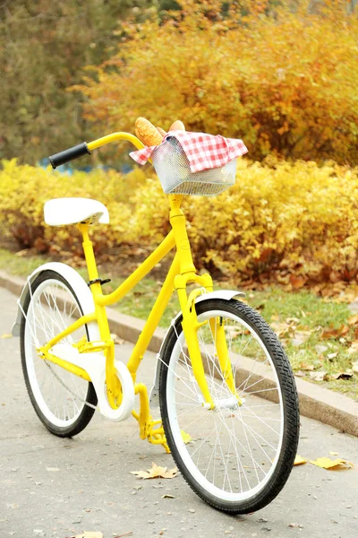 Bicicleta amarela com pão saboroso — Fotografia de Stock