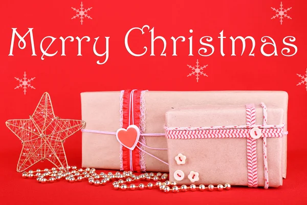 लाल पृष्ठभूमि पर सुंदर उज्ज्वल उपहार और क्रिसमस सजावट — स्टॉक फ़ोटो, इमेज