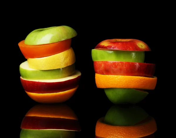 Frutas frescas em fatias isoladas a preto — Fotografia de Stock