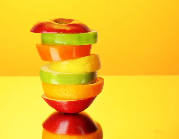 Свежие нарезанные фрукты на красочном фоне — стоковое фото