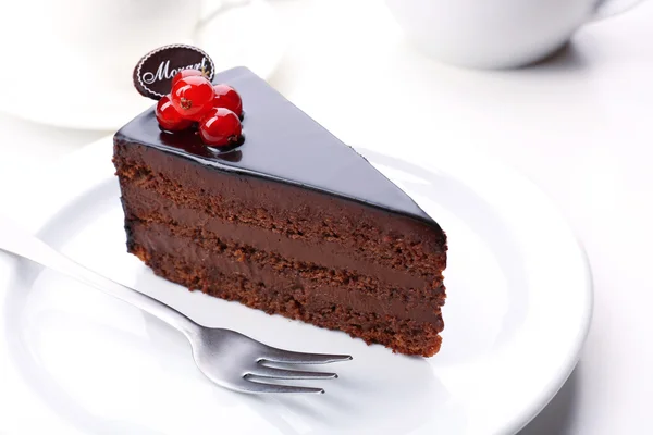 Finom csokoládé torta az asztalon, könnyű háttér — Stock Fotó