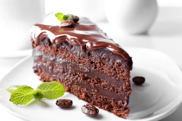 Вкусный шоколадный торт на тарелке на светлом фоне — стоковое фото