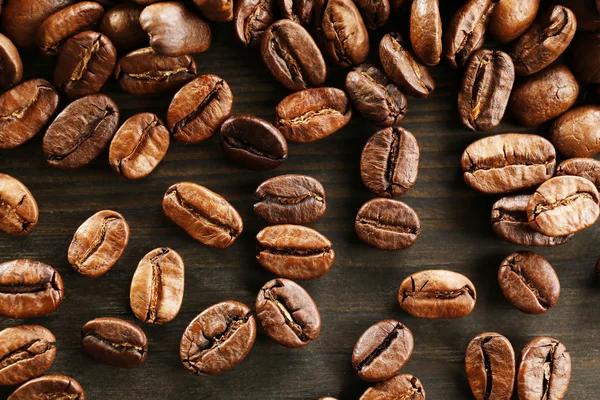 Kaffeebohnen auf Holzgrund, Nahaufnahme — Stockfoto