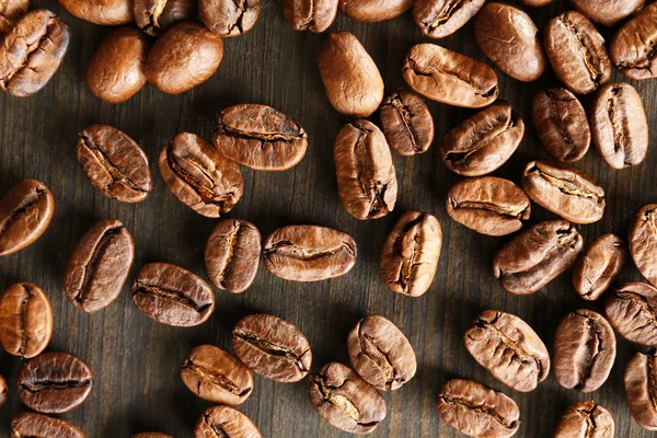 Chicchi di caffè su sfondo di legno, primo piano — Foto Stock