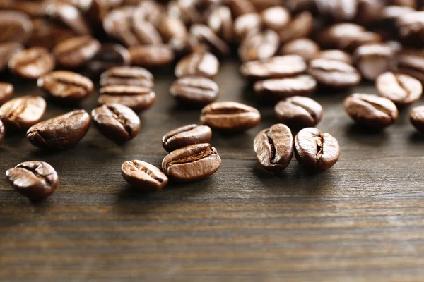 咖啡豆在木制的背景下，特写 — 图库照片