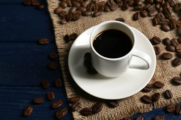 Taza de café sobre mesa de madera — Foto de Stock