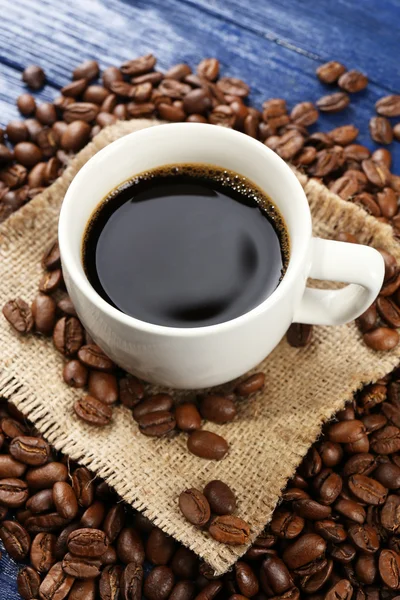 Taza de café en primer plano de la mesa — Foto de Stock