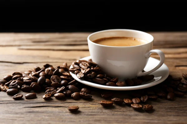 Taza de café sobre mesa de madera — Foto de Stock