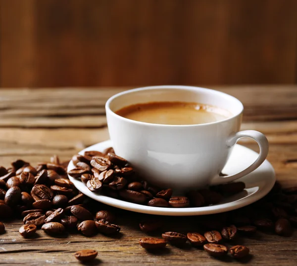 Xícara de café na mesa de madeira — Fotografia de Stock