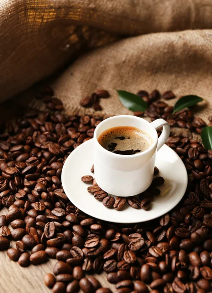 Kopje koffie op houten tafel — Stockfoto