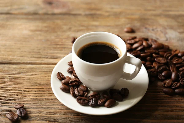 Taza de café sobre mesa de madera —  Fotos de Stock