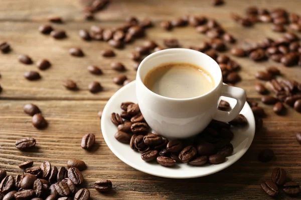 Xícara de café na mesa de madeira — Fotografia de Stock