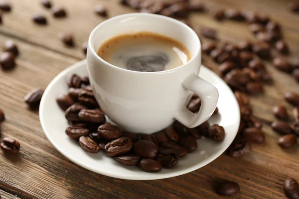 Egy csésze kávé a fa asztalon — Stock Fotó