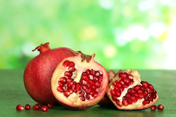 Šťavnatá zralá granátová jablka — Stock fotografie