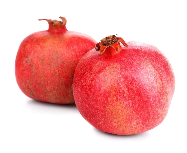 Šťavnatá zralá granátová jablka, izolovaných na bílém — Stock fotografie