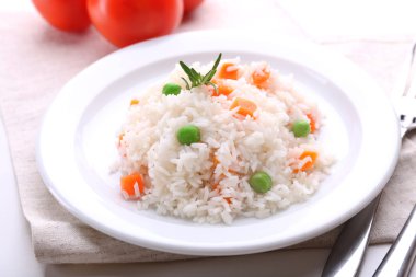 Sebze pirinç masaya servis yakın çekim