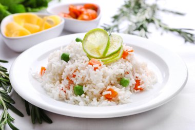 Sebze pirinç masaya servis yakın çekim