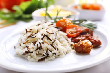 Etli lezzetli pirinç servis masada, yakın çekim