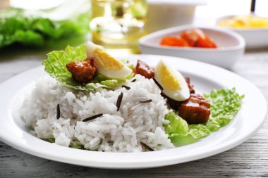 Masaya servis pirinç haşlanmış yakın çekim