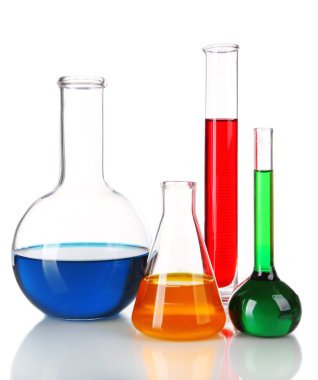 Tüp ve şişe üzerinde beyaz izole renkli sıvı ile