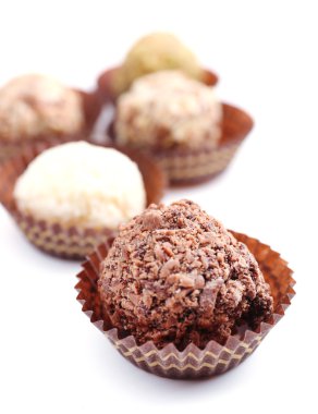 Kağıt kase beyaz zemin üzerine sarılı tatlı yuvarlak şeker