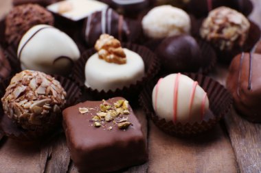 Ahşap üzerine birçok çikolata