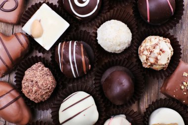 Ahşap üzerine birçok çikolata