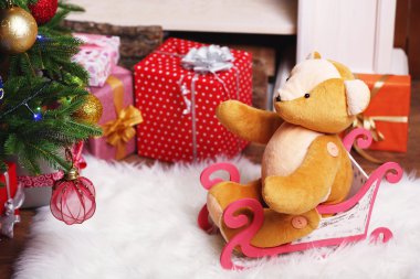 Noel süslemeleri olan şömine.