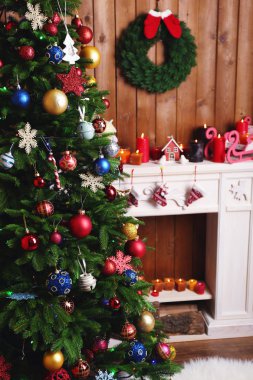 Noel süslemeleri olan şömine.