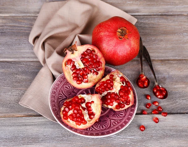 Prachtige compositie met sappige granaatappels, op oude houten tafel — Stockfoto