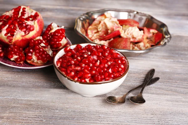 Mooie compositie met sappige granaatappel zaden, op oude houten tafel — Stockfoto