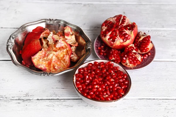 Mooie compositie met sappige granaatappel zaden, op oude houten tafel — Stockfoto