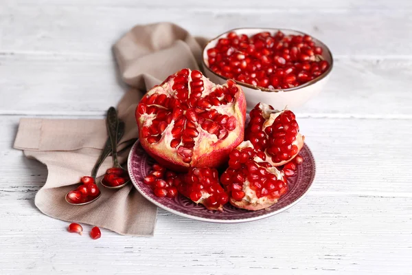 Mooie compositie met sappige granaatappel zaden, op oude houten tafel — Stockfoto