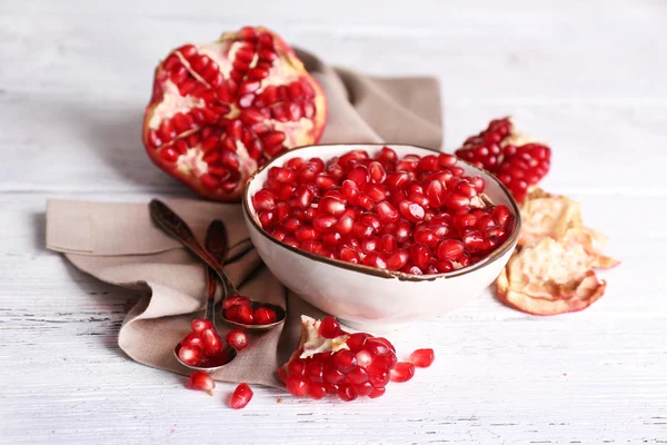 Mooie compositie met sappige granaatappel zaden, op oude houten tafel — Stockfoto