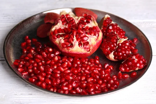 Mooie compositie met sappige granaatappel zaden, op oude houten tafel — Stockfoto