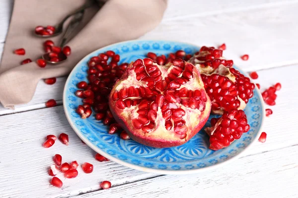 Mooie compositie met sappige granaatappel zaden, op oude houten tafel — Stockfoto