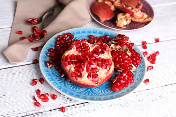 Mooie compositie met sappige granaatappel zaden, op oude houten tafel — Stockfoto