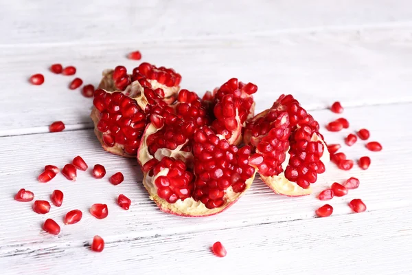 Sappige granaatappel op oude houten tafel — Stockfoto