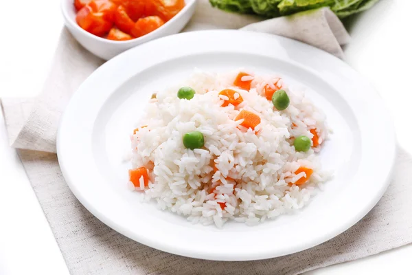 Arroz vegetal servido na mesa, close-up — Fotografia de Stock