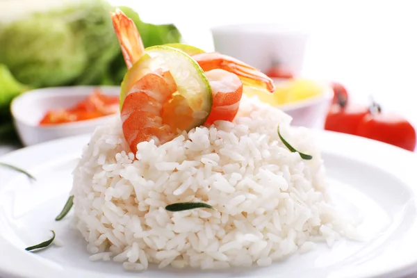 Vařená rýže s krevetami na stůl, detail — Stock fotografie