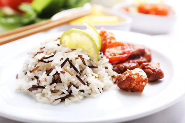 Läckra ris med kött serverat på bordet, närbild — Stockfoto