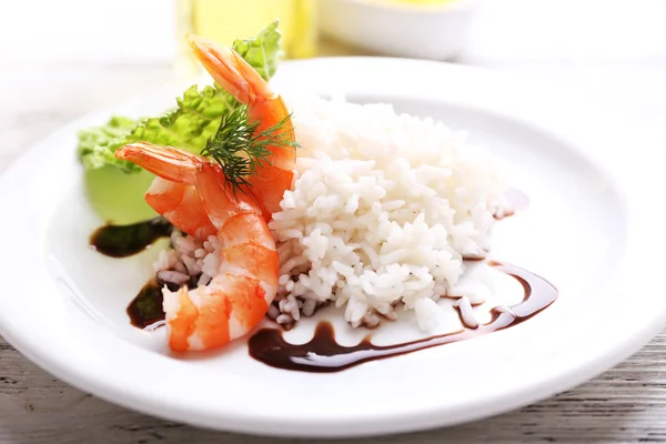 Rijst gekookt met garnalen geserveerd op tafel, close-up — Stockfoto
