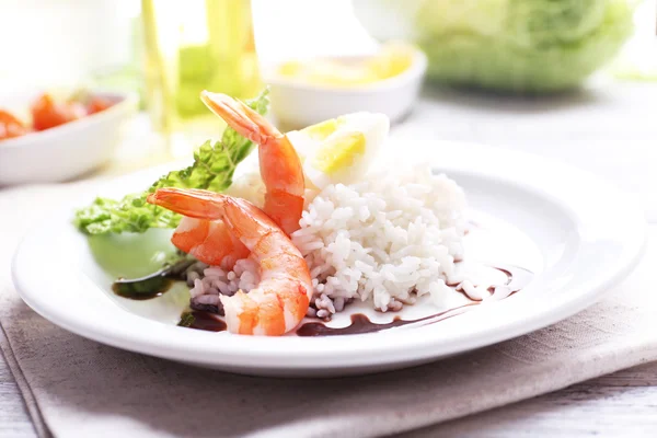 Boiled rice with shrimps served on table, close-up — Stock Photo, Image