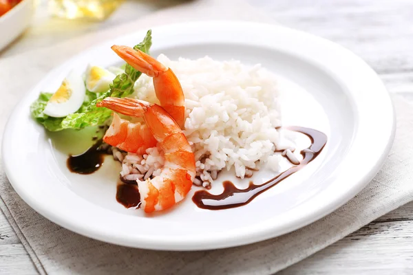 Arroz hervido con gambas servido en la mesa, primer plano — Foto de Stock