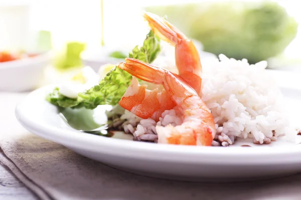 Arroz cozido com camarões servido na mesa, close-up — Fotografia de Stock